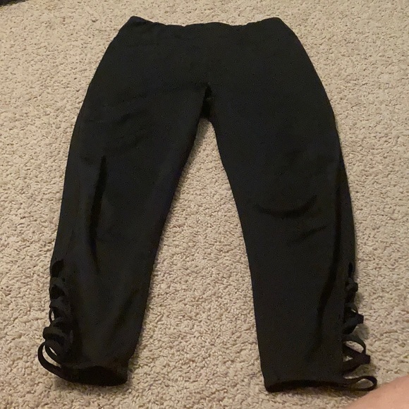 cropped leggings with pattern on bottom - Picture 1 of 3